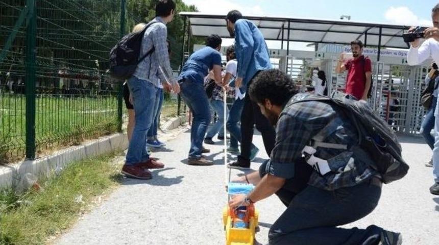 Ege &Uuml;niversitesinde Turnike Gerilimi: 17 G&ouml;zaltı