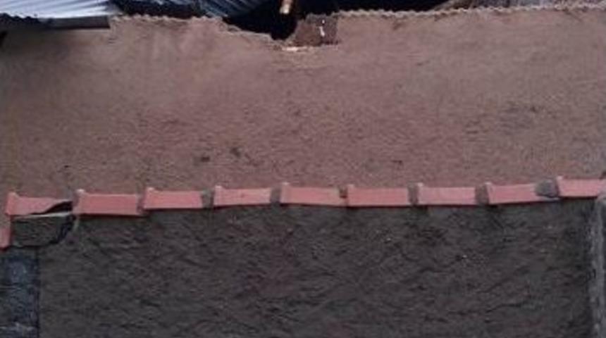 Şiddetli R&uuml;zgar &Ccedil;atıları U&ccedil;urdu