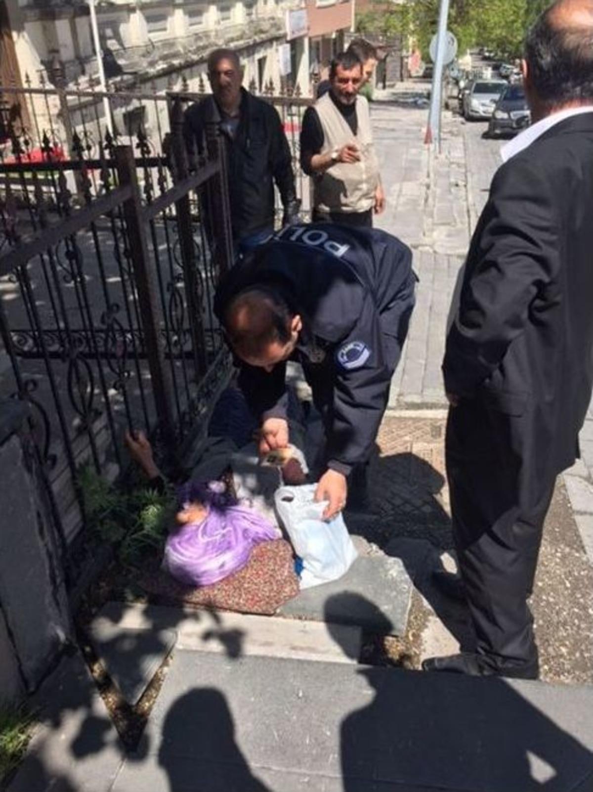 T&uuml;rk Polisinden &Ouml;rnek Davranış!