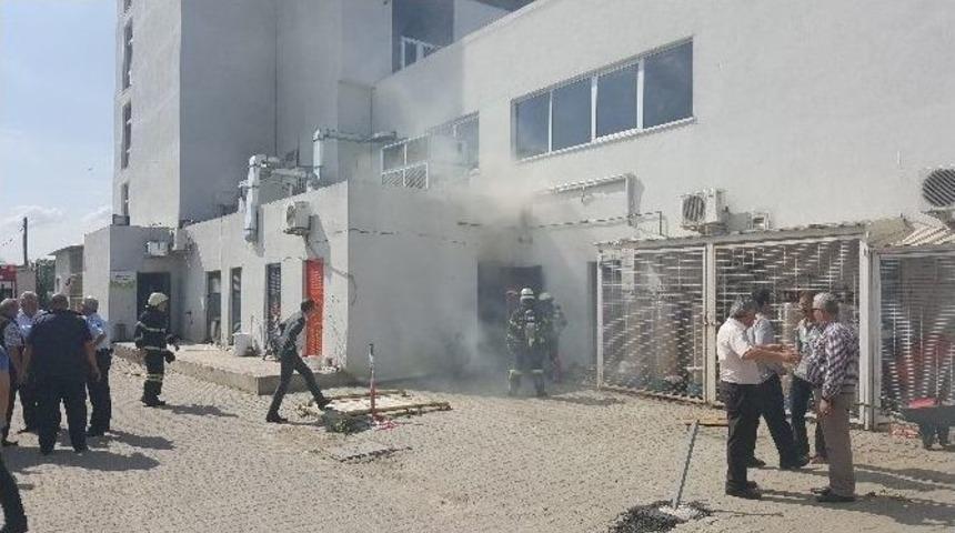 Hastanenin Elektrik &Uuml;nitesinde &Ccedil;ıkan Yangın Korkuttu