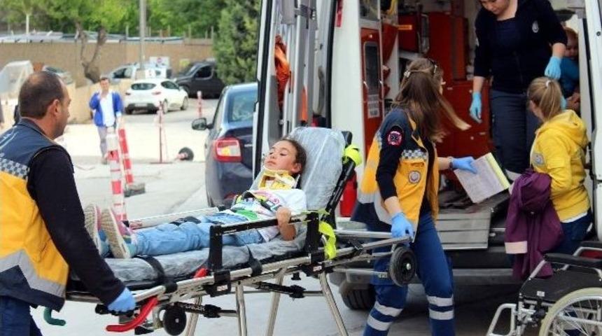 Kamyonet İle &Ouml;ğrenci Servisi &Ccedil;arpıştı: 2&rsquo;si &Ccedil;ocuk 4 Kişi Yaralandı