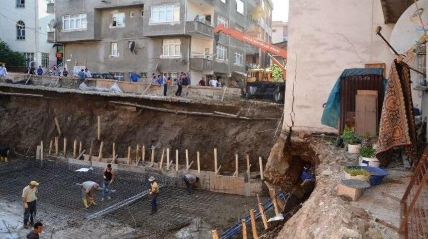 &Ccedil;&ouml;kme Tehlikesi Bulunan 5 Katlı Bina Boşaltıldı