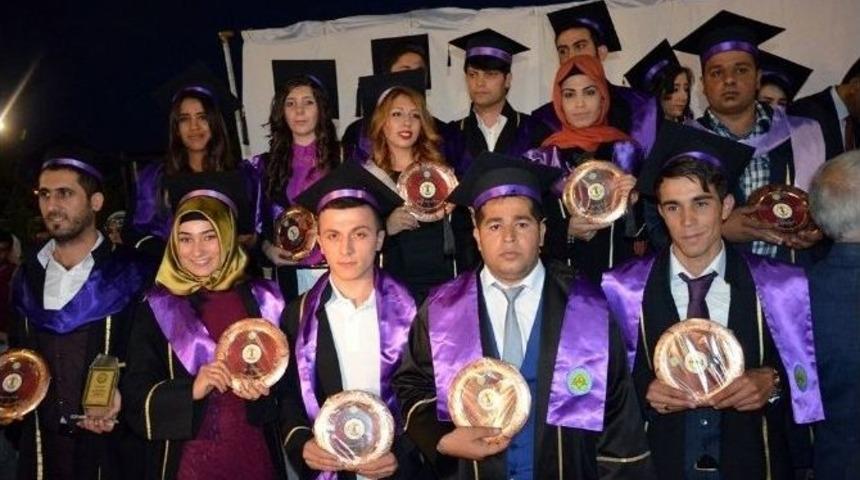 Eyy&uuml;biye Kamp&uuml;s&uuml;&rsquo;nde 700 &Ouml;ğrenci Mezuniyet Heyecanı Yaşadı