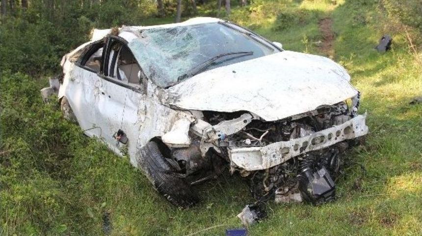 Otomobil Tarlaya U&ccedil;tu: 3 Yaralı