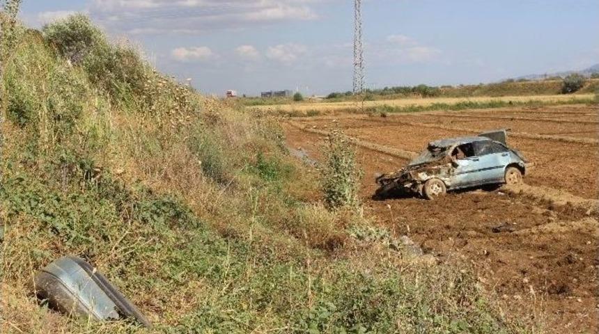 Otomobil Tarlaya U&ccedil;tu, S&uuml;r&uuml;c&uuml; Yaralı Kurtuldu