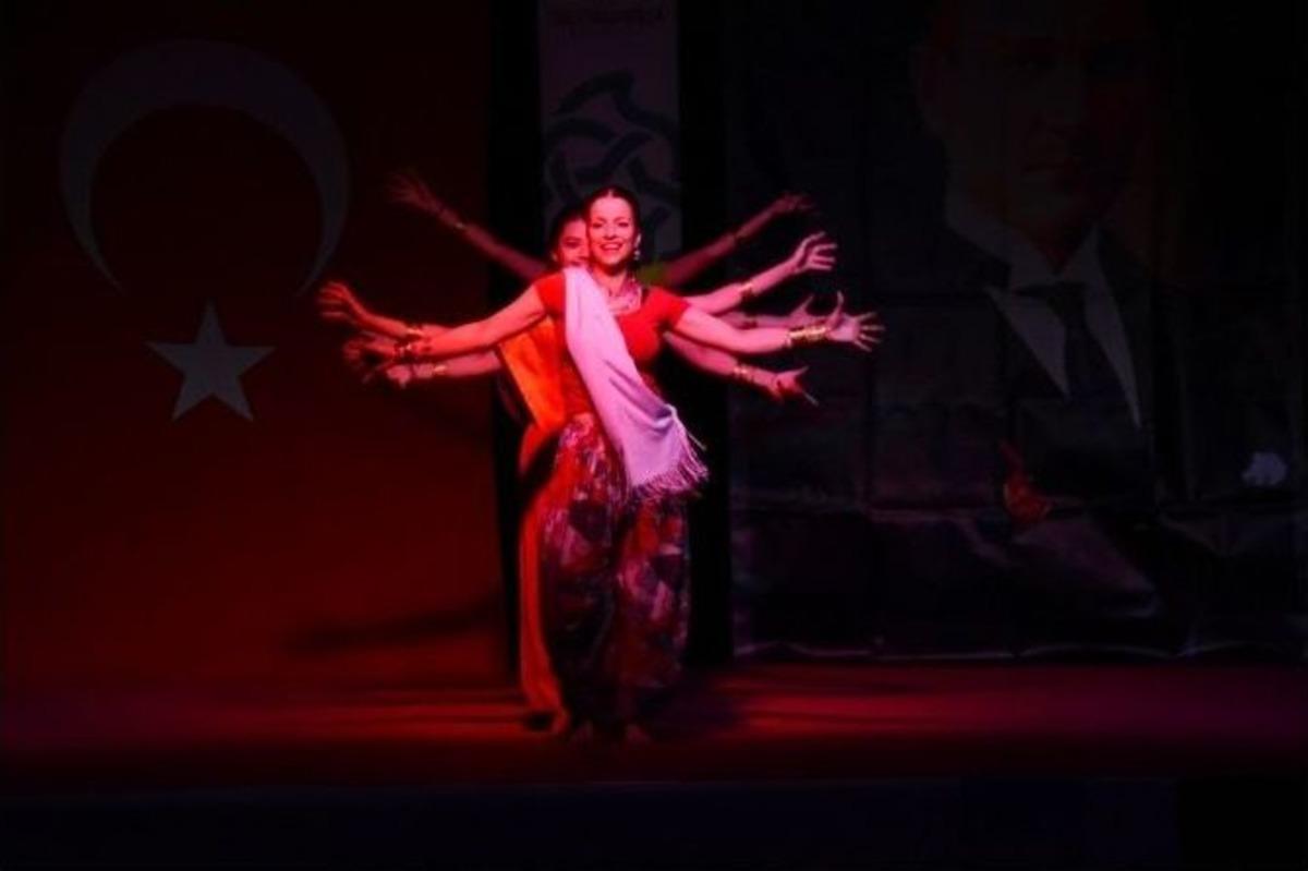 S&uuml;leymanpaşa Belediye Konservatuarı Dans B&ouml;l&uuml;m&uuml;&rsquo;nden Yılsonu Performansı