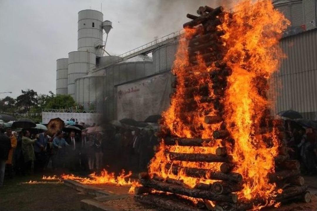 Kakava Ateşi Yağmur Altında Yandı