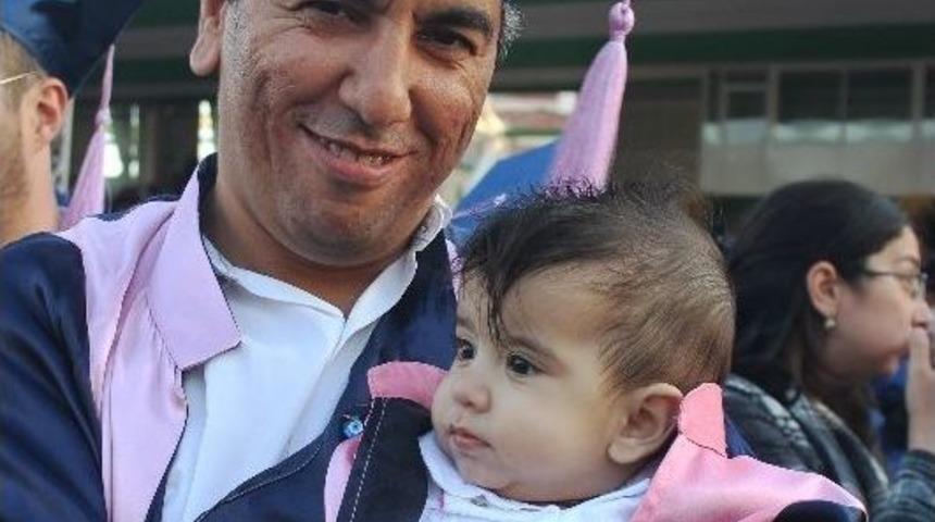 Mezuniyet Belgesini Almaya 6 Aylık Kızıyla Geldi