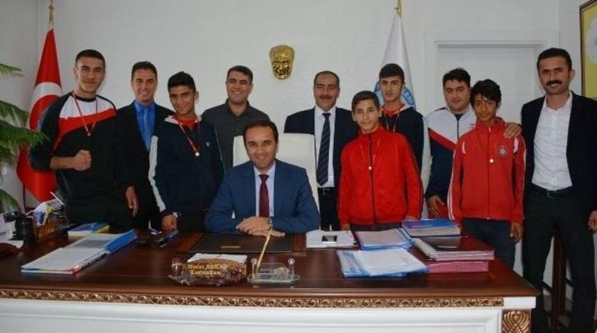 Başarılı Sporculardan Kaymakam Erkan&rsquo;a Ziyaret