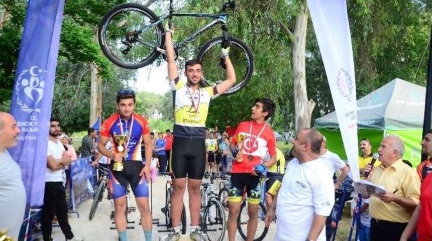 Adana’da Gençlik Kupası Bisiklet Yarışması