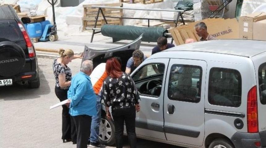 Aracın Motor Kısmına Saklanan Kedi G&uuml;&ccedil;l&uuml;kle &Ccedil;ıkarıldı