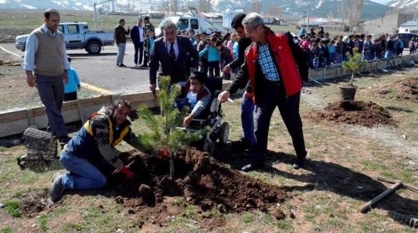 Paland&ouml;ken&rsquo;de Minik Eller, Fidanları Toprakla Buluşturdu