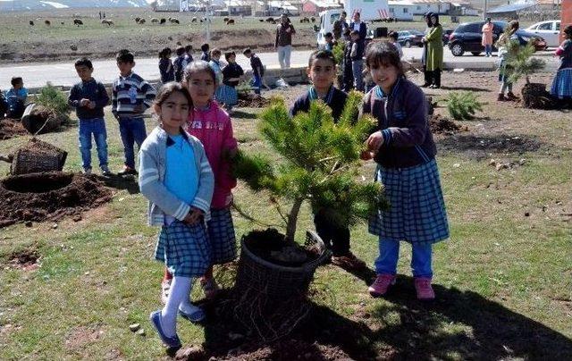 Palandöken’de Minik Eller, Fidanları Toprakla Buluşturdu