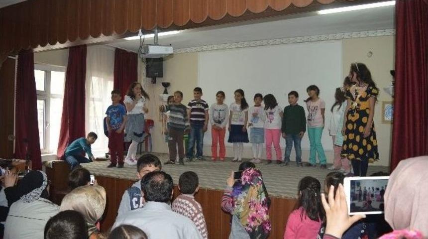 İlkokul &Ouml;ğrencilerinden Yılsonu G&ouml;sterisi