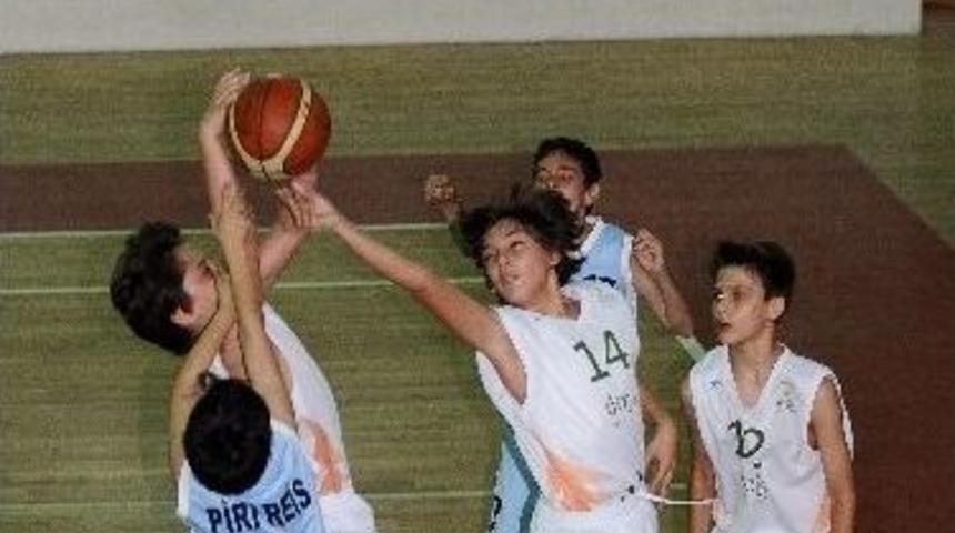 Karşıyakalı &Ouml;ğrenciler Sahaya İndi