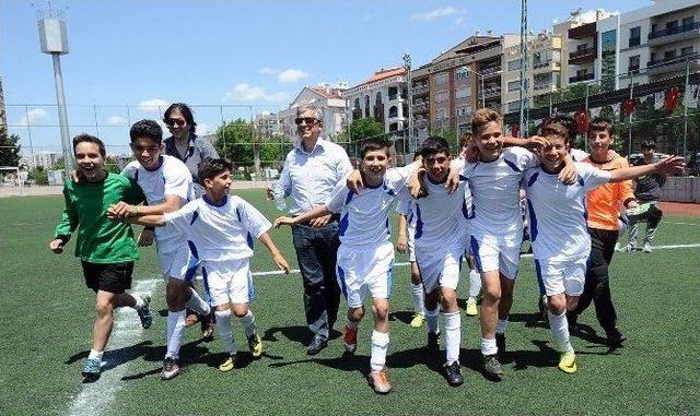 Karşıyakalı &Ouml;ğrenciler Sahaya İndi 1