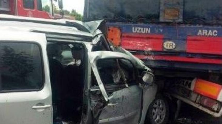 Otomobille Tır &Ccedil;arpıştı: 1 &Ouml;l&uuml;, 4 Yaralı