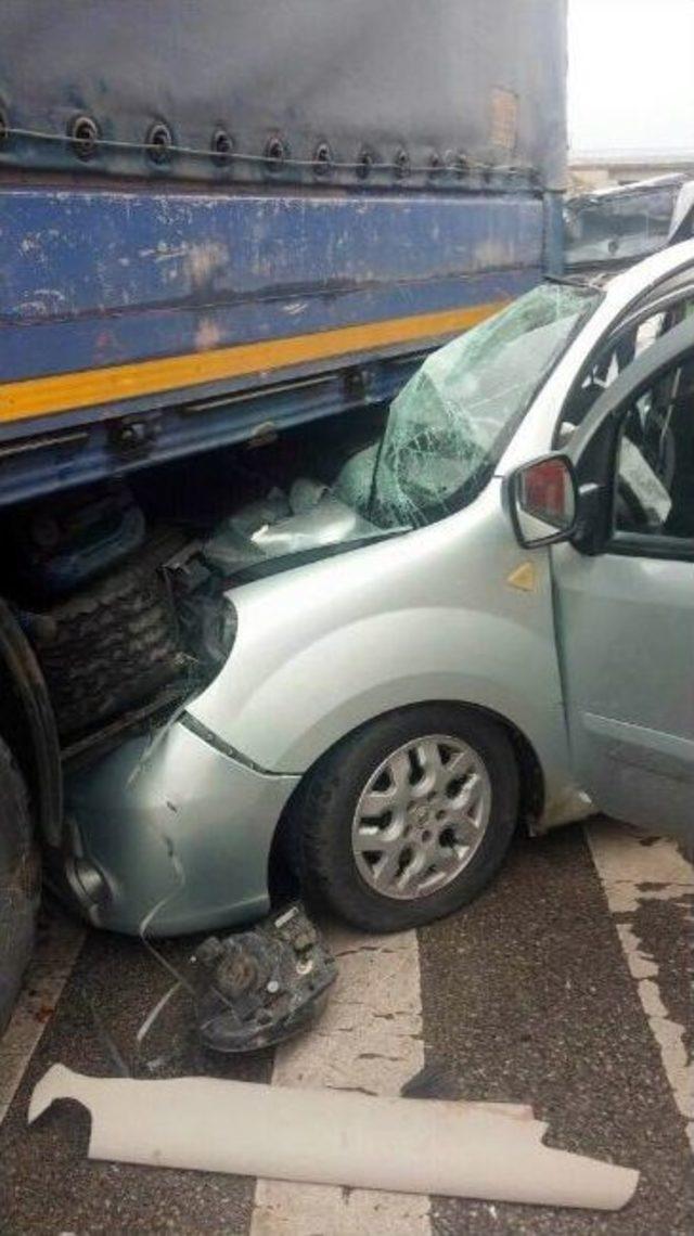 Otomobille Tır &Ccedil;arpıştı: 1 &Ouml;l&uuml;, 4 Yaralı 1