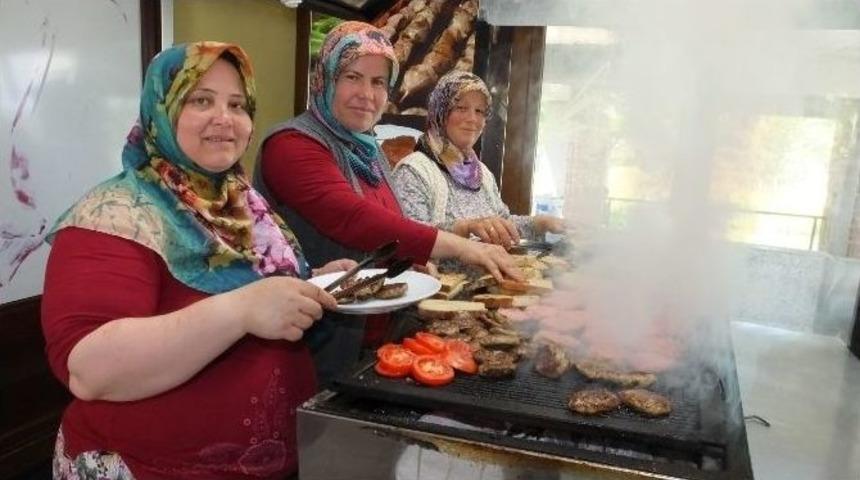 Bu Lokantada K&ouml;fteyi Kadınlar Pişiriyor