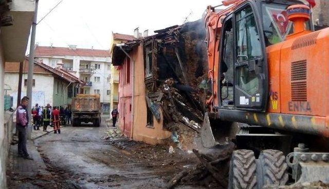 Uşak&rsquo;ta &Ccedil;ıkan Yangında 5 Ev K&uuml;l Oldu 1