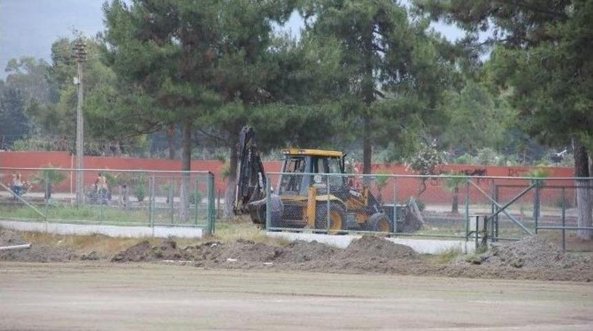 D&ouml;rtyol 9 Ocak Stadı&rsquo;nda Yenileme &Ccedil;alışması Başlatıldı