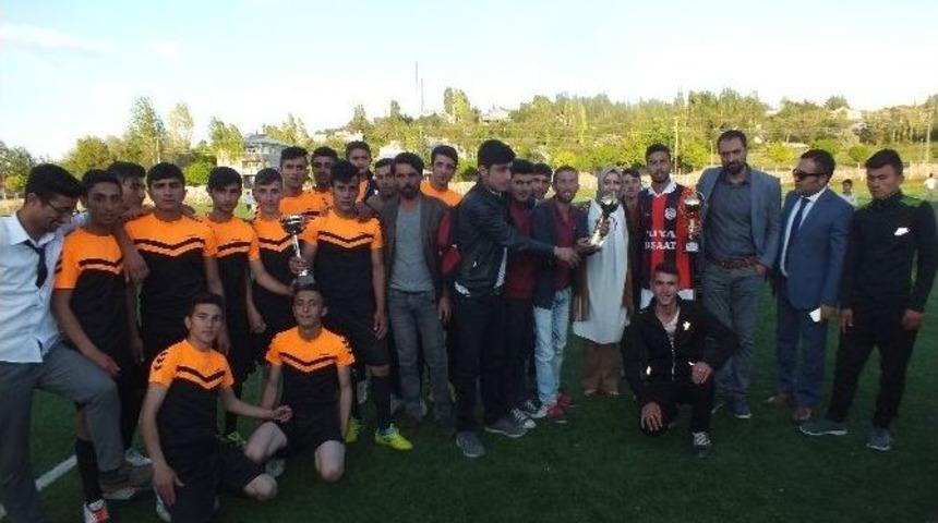 Malazgirt&rsquo;te Liseler Arası Futbol Turnuvası