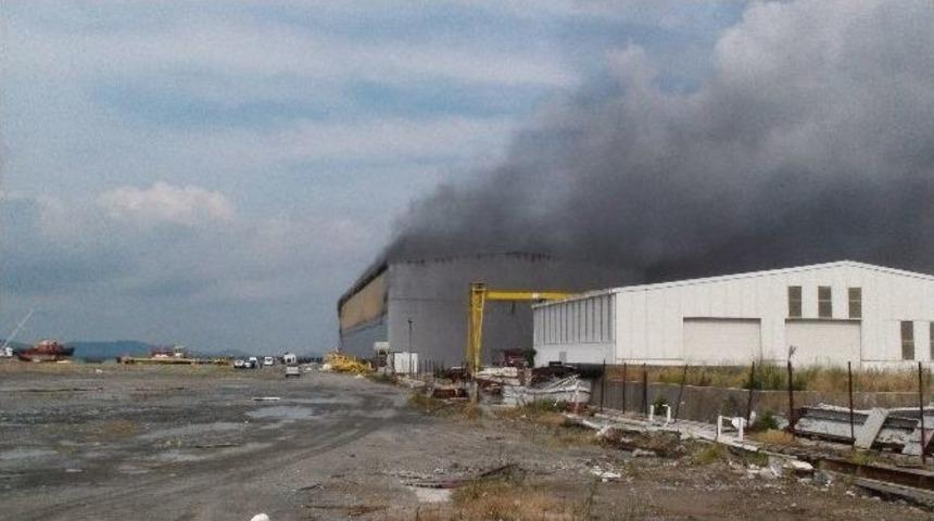 Tuzla Tersaneler B&ouml;lgesinde Korkutan Yangın