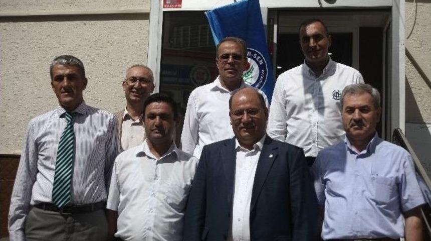 Eğitim-bir-sen Yetki Bayrağını G&ouml;ky&uuml;z&uuml;ne Dikti