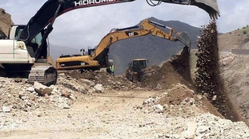 Pervari Yolunda Heyelan Temizliği