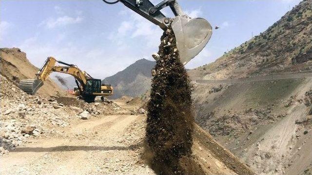 Pervari Yolunda Heyelan Temizliği