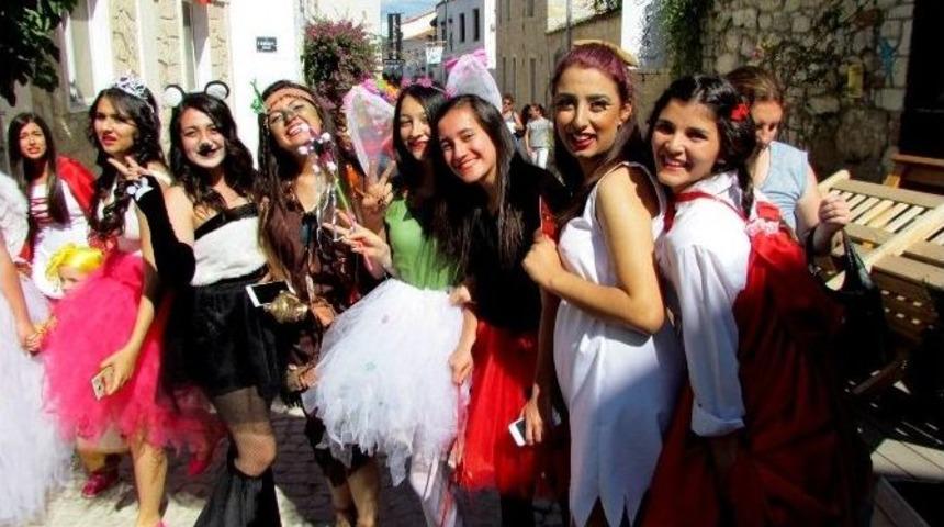 Ala&ccedil;atı&rsquo;da Karnaval Gibi &Ccedil;ocuk Şenliği