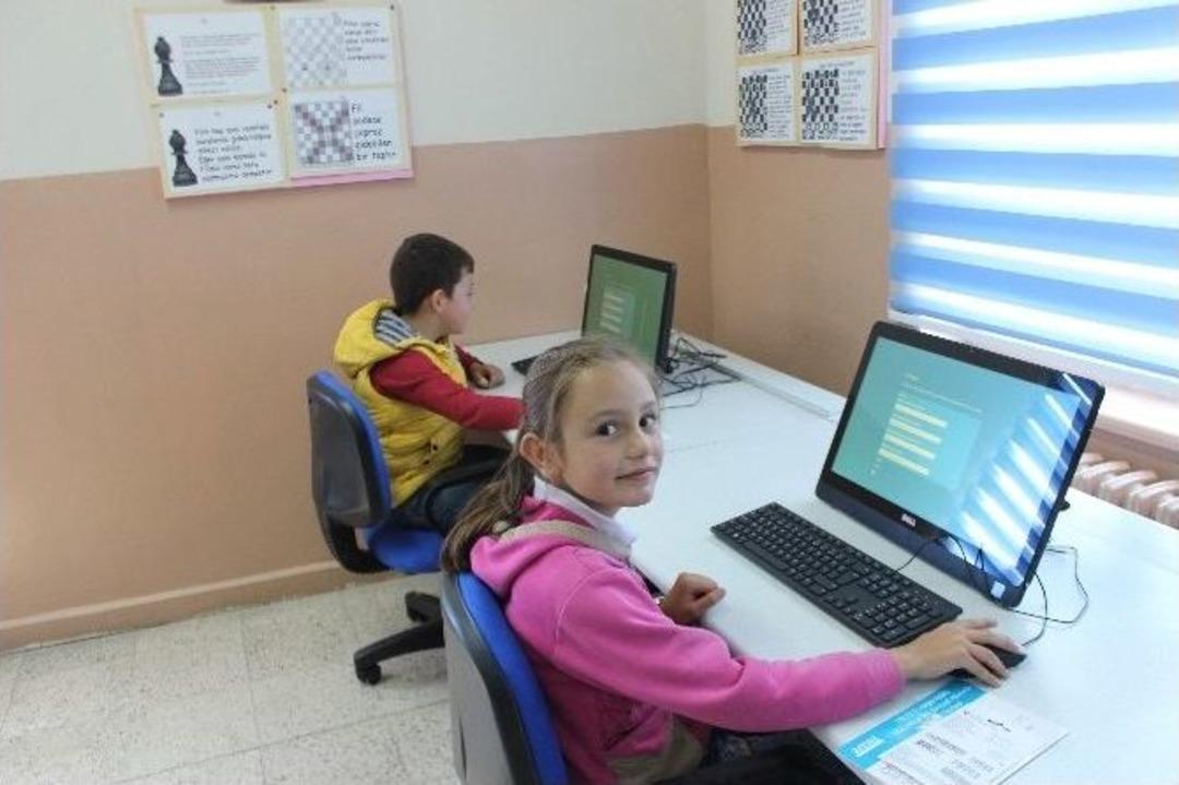 İstanbul Bejeka (lı) Sporseverler Derneği&rsquo;nden Ortaokula Bilgisayar Desteği