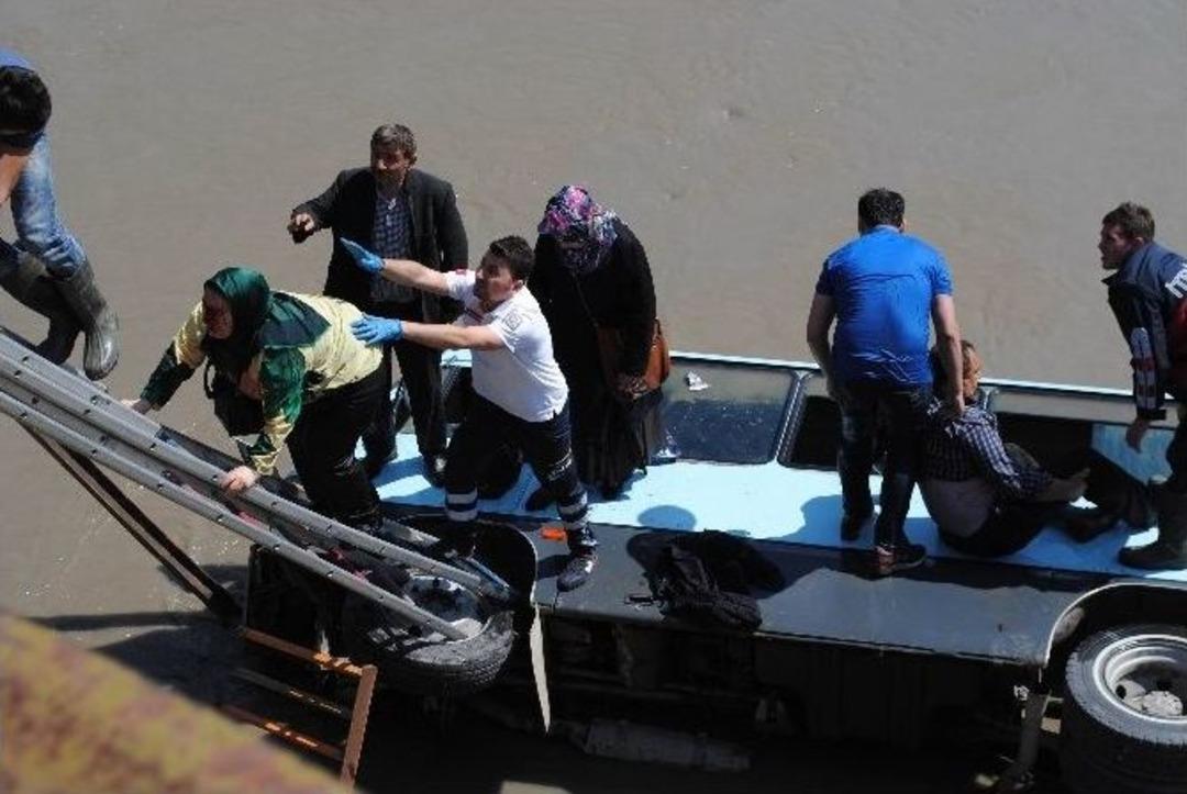 Amasya&rsquo;da Minib&uuml;s K&ouml;pr&uuml;den Irmağa U&ccedil;tu: 14 Yaralı