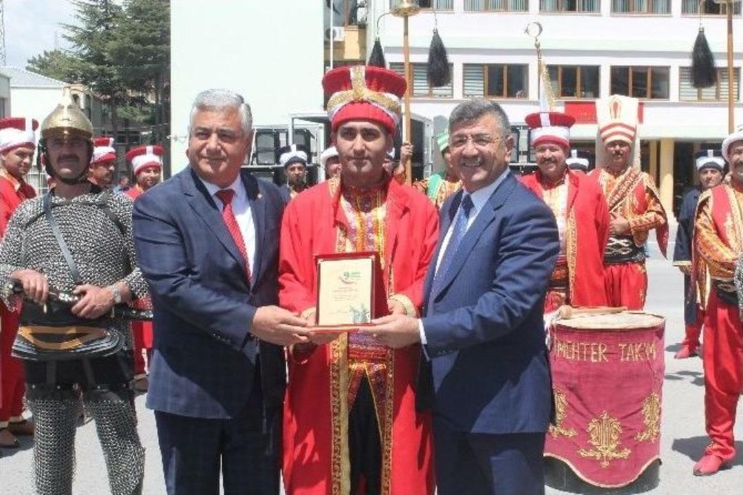 Niğde&rsquo;de Yılın Ahisi&rsquo;ne Ahilik Kaftanı Giydirildi