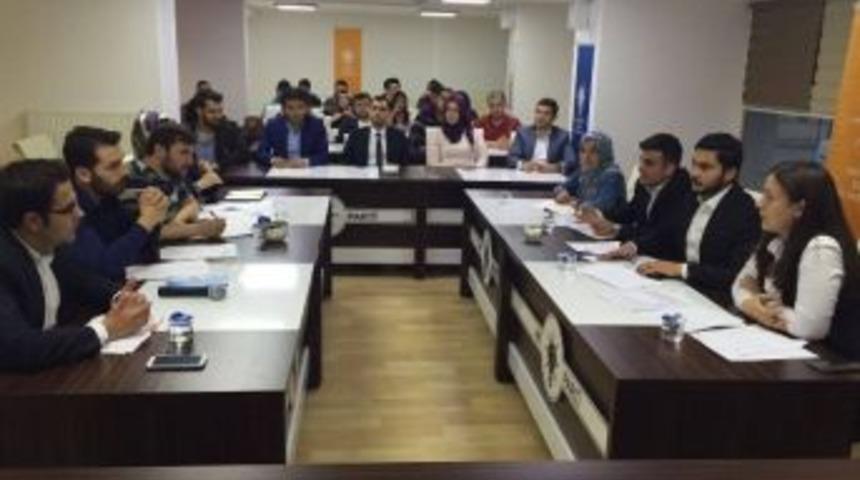 Ak Gen&ccedil;lik&rsquo;te &lsquo;başkanlık Sistemi&rsquo; M&uuml;nazarası