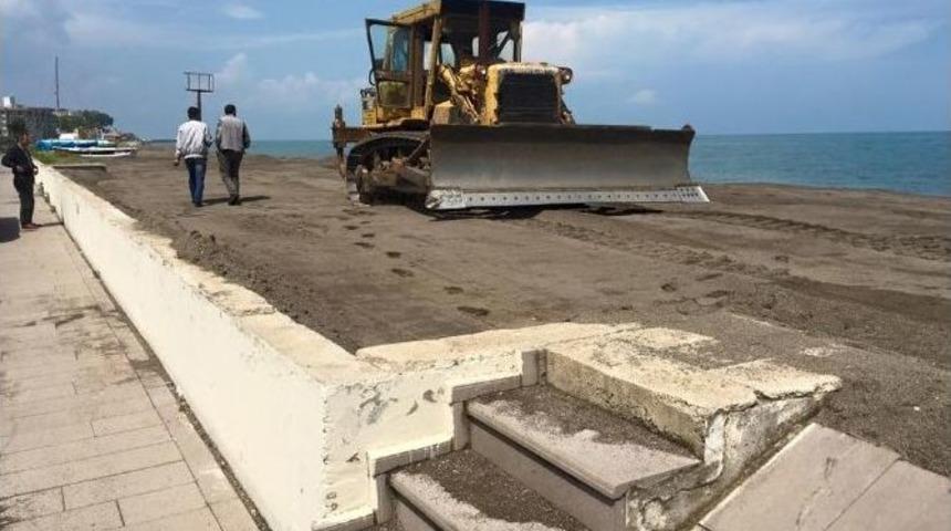 Ak&ccedil;akoca&rsquo;da Sahiller Temizleniyor