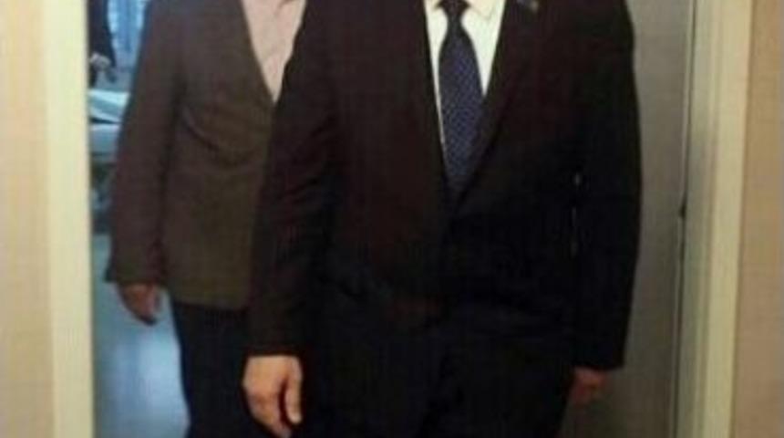 &Ouml;nce Cumhurbaşkanı Erdoğan İle G&ouml;r&uuml;şt&uuml;, Sonra Yaralı Vatandaşlarını Ziyaret Etti