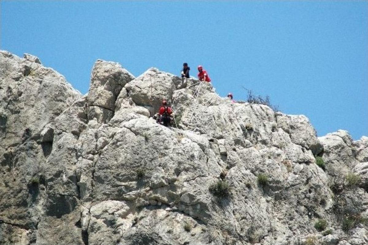 Ke&ccedil;iyi Kurtarmak İ&ccedil;in 50 Metre Tırmandılar