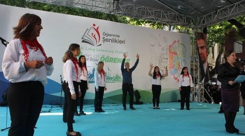 İşitme Engelli Gen&ccedil;lerden Duygulandıran İstiklal Marşı Yorumu