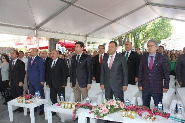 İşitme Engelli Gen&ccedil;lerden Duygulandıran İstiklal Marşı Yorumu 1