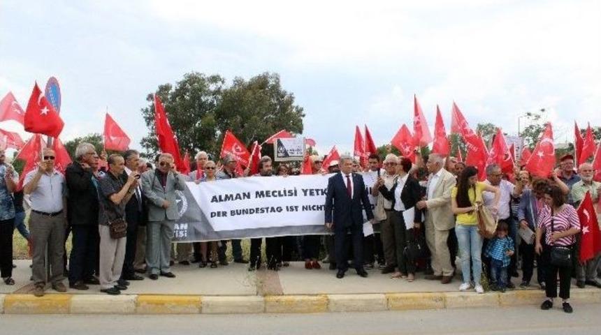 Alman B&uuml;y&uuml;kel&ccedil;iliği &Ouml;n&uuml;nde S&ouml;zde Soykırım Protestosu