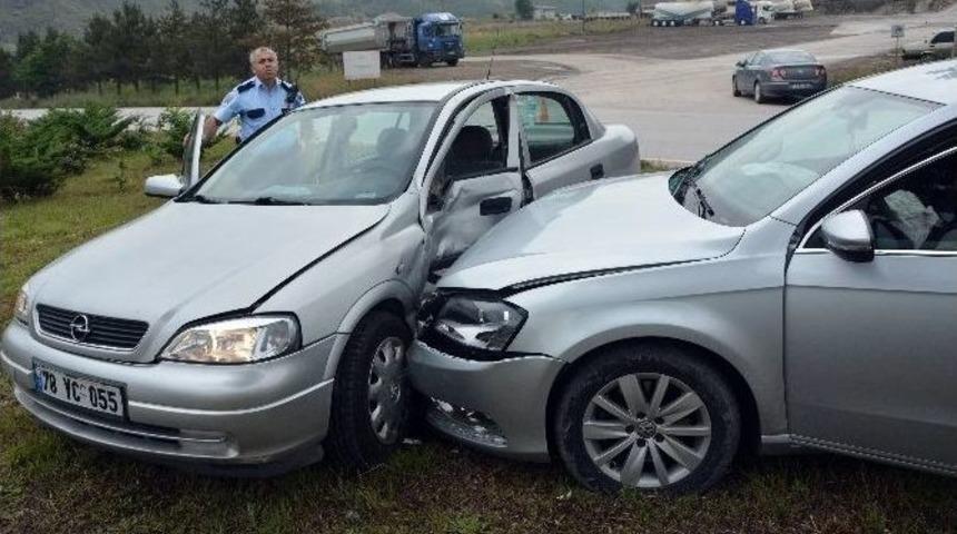Karab&uuml;k&rsquo;te Trafik Kazası: 4 Yaralı