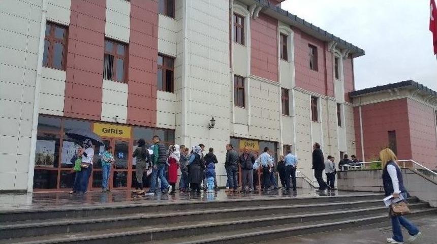 İki Kız Kardeşin &Ouml;ld&uuml;r&uuml;lmesi Davasında Taraflar Birbirine Girdi: 3 Yaralı