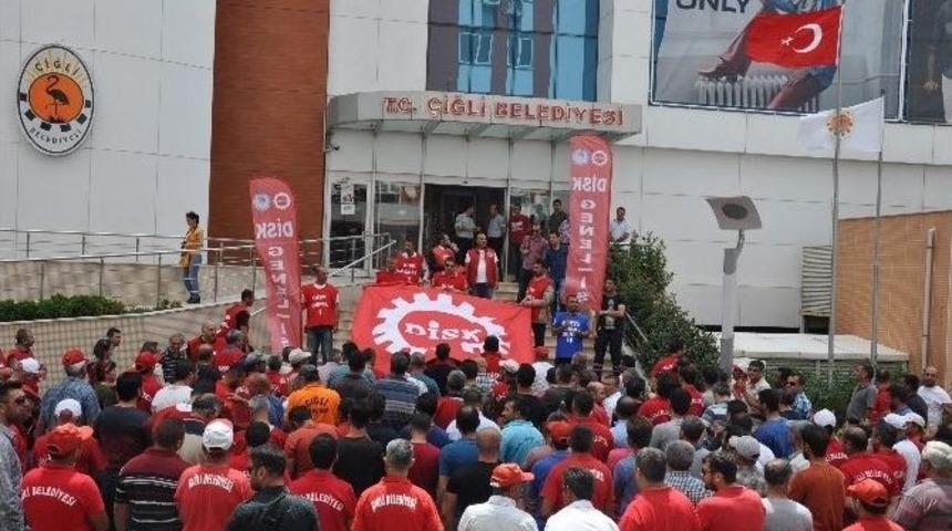 İş&ccedil;iler, Alacakları İ&ccedil;in Belediyenin Kapısına Dayandı