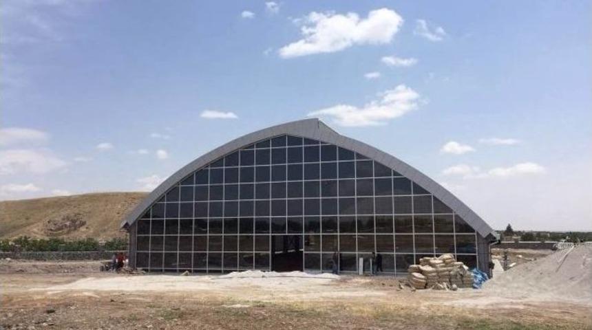 Vali Tapsız, Oylum H&ouml;y&uuml;k&rsquo;teki Bazilika&rsquo;yı Gezdi