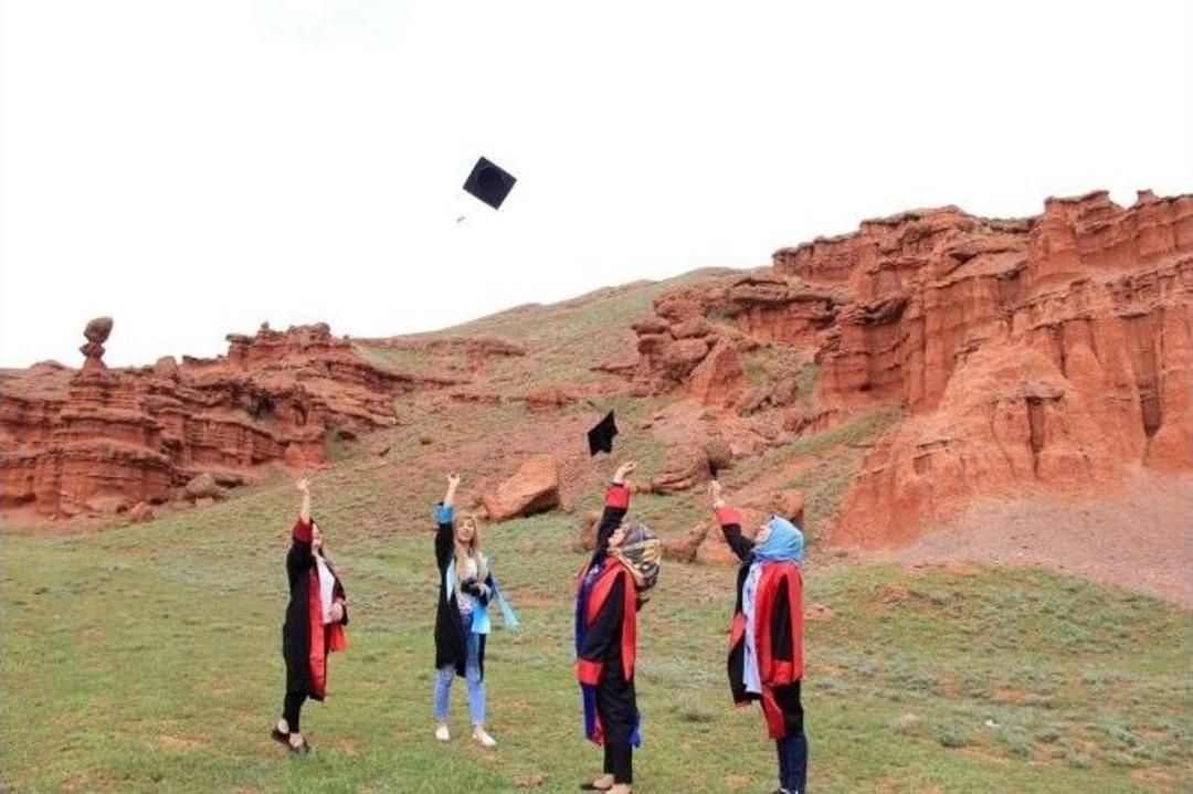 Narman Kırmızı Peri Bacaları &Ouml;ğrencilerin Mezuniyet Alb&uuml;mlerine Renk Katıyor