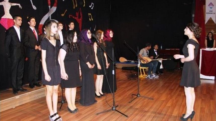 Uğur Temel Lisesi&rsquo;nden Yılsonu Programı