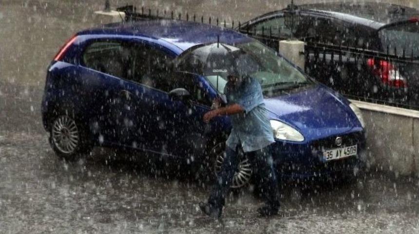 Yaz Yağmuru İzmir’de Hayatı Felç Etti