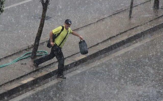 Yaz Yağmuru İzmir’de Hayatı Felç Etti