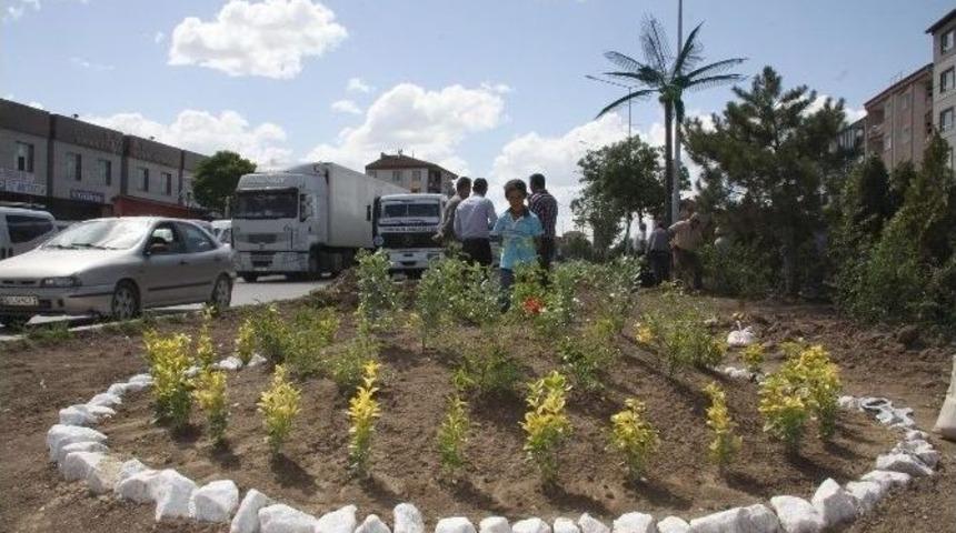 Sorgun’da Kavşak Ve Refüjler Yeşillendirildi